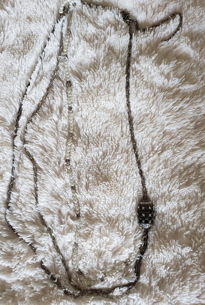Necklace triple strap silver tone pearls & charm.